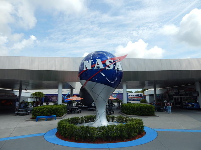 nasa-sign-statue-ksc